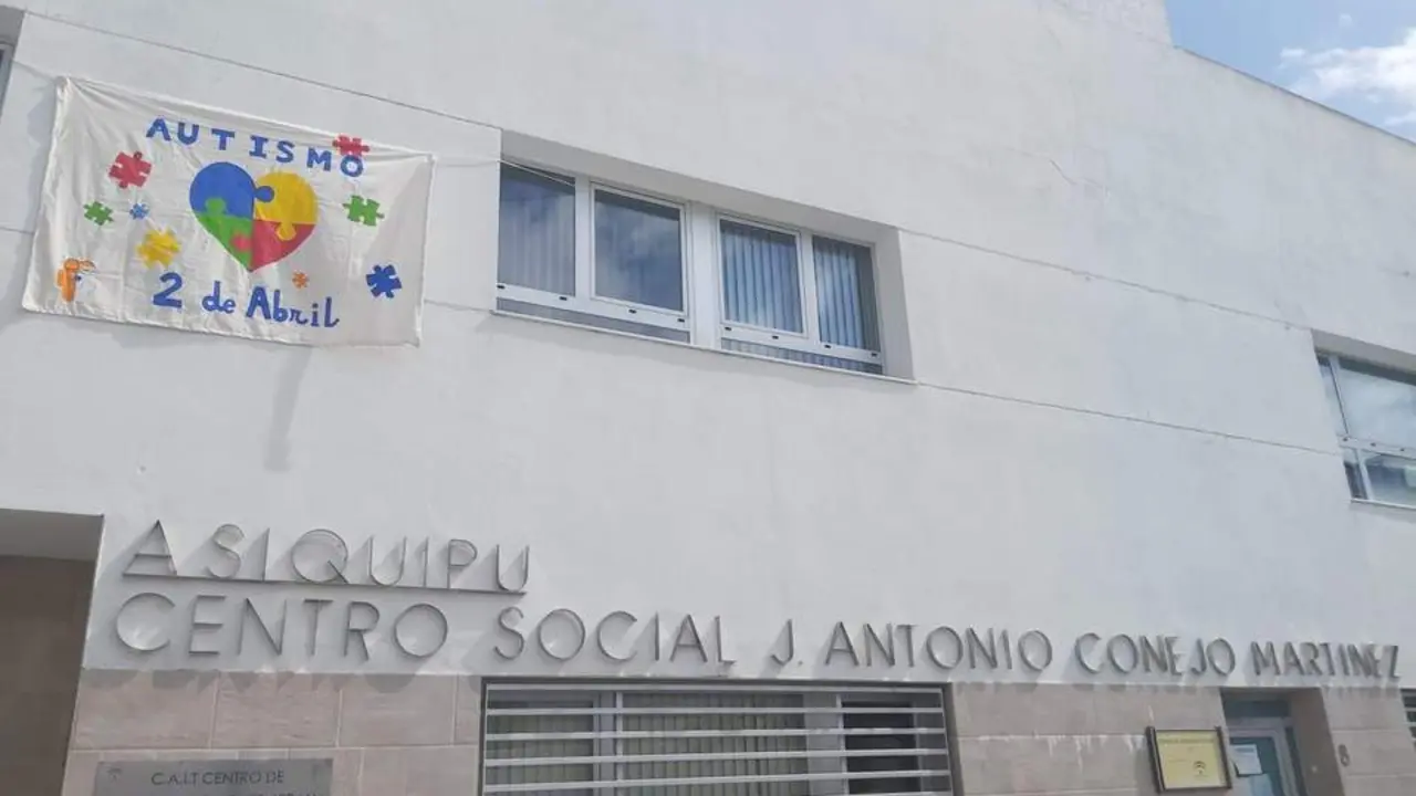 Pancarta en la fachada de Asiquipu. - A.I.