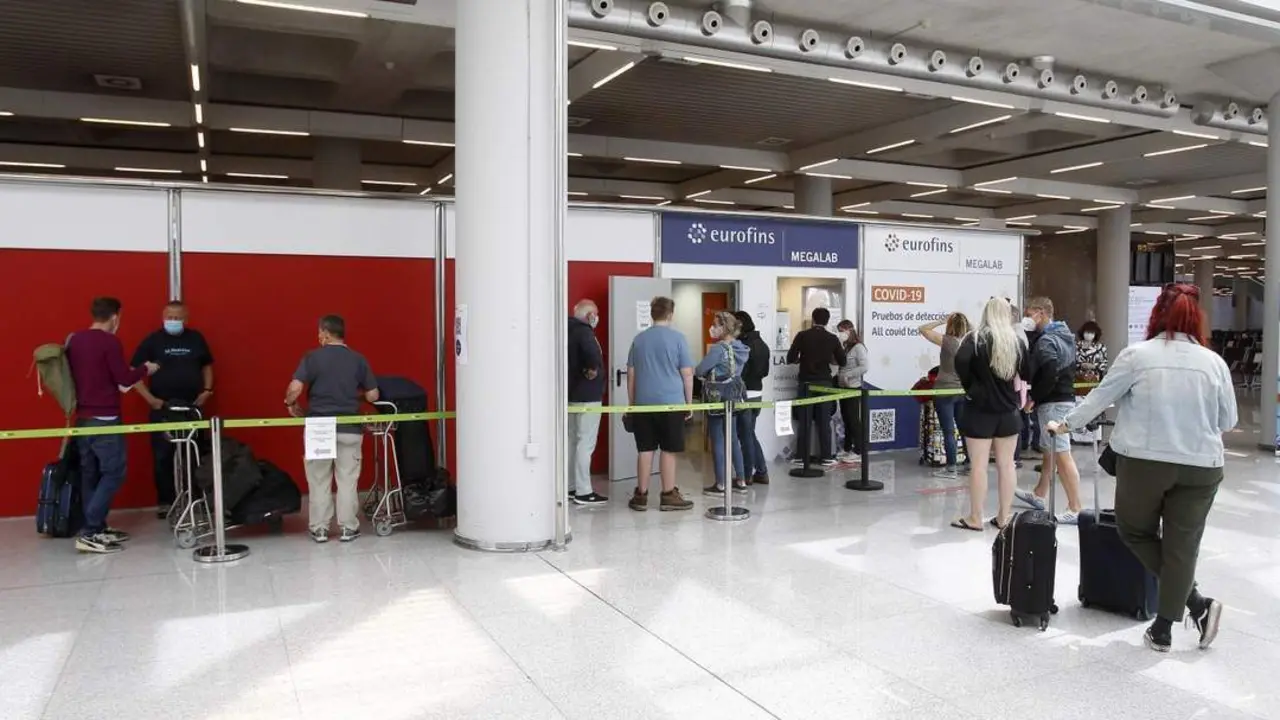 Pasajeros en Mallorca. - Europa Press
