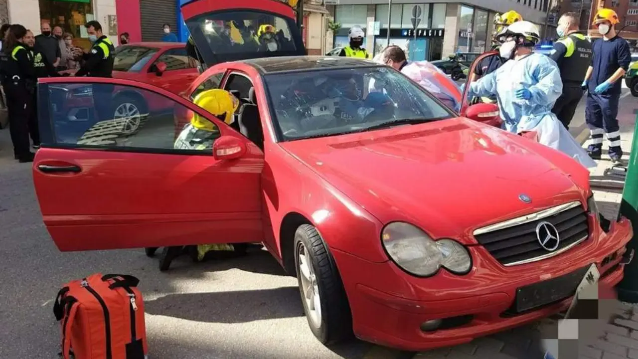 EFectivos de Bomberos de M&aacute;laga intervienen en el accidente. - Europa Press
