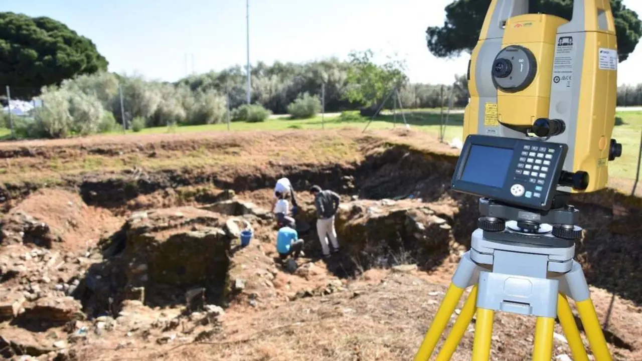 Imagen del inicio de los trabajos en el yacimiento arqueol&oacute;gico en El Eucaliptal. - Ayuntamiento de Punta Umbr&iacute;a
