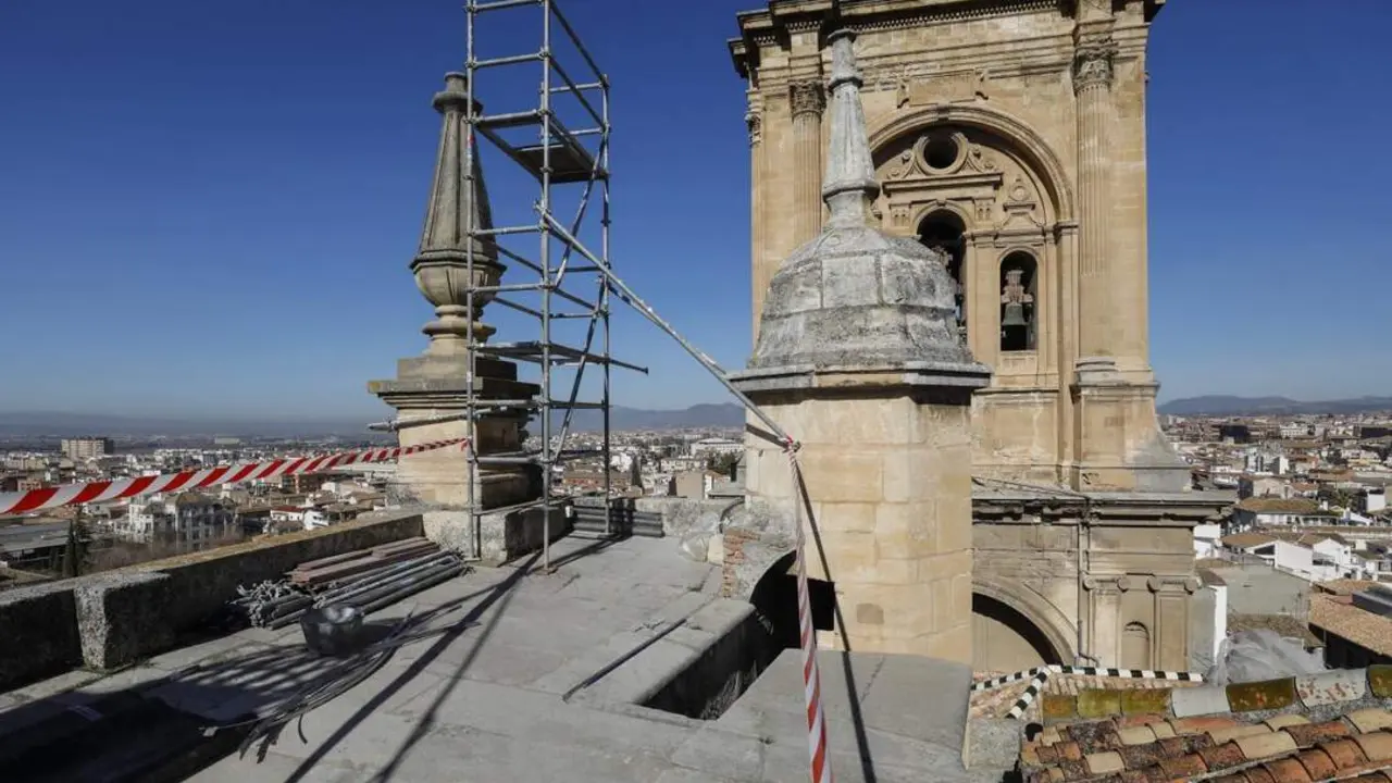 Reparaci&oacute;n de pin&aacute;culos y zonas afectadas de la Catedral de Granada. - Europa Press