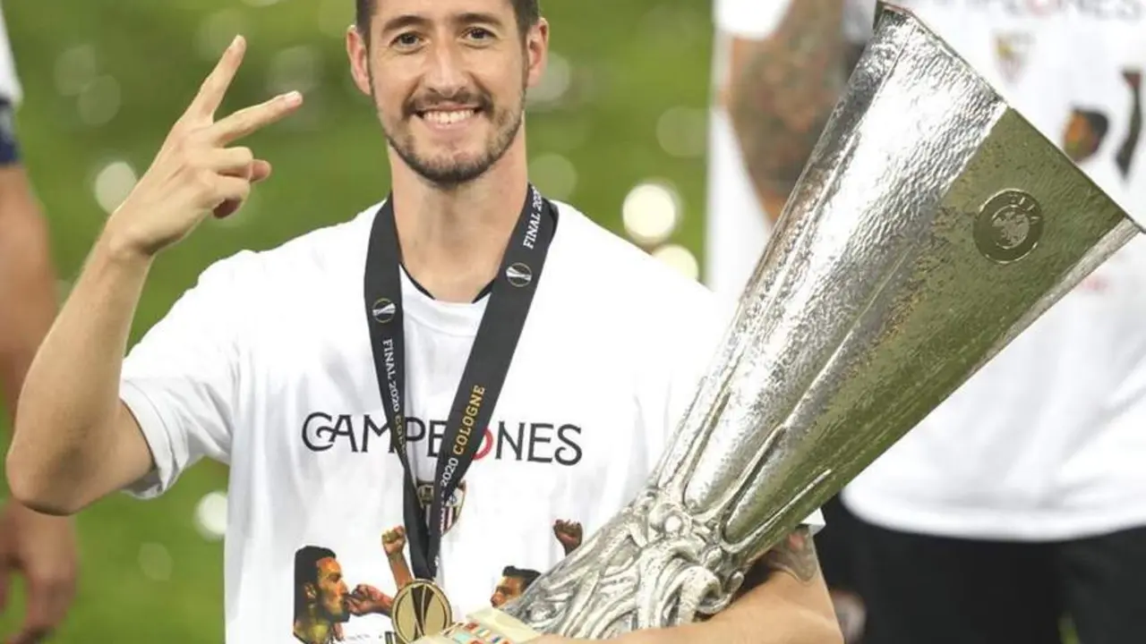 El lateral, Sergio Escudero, posa con el trofeo de la Europa League. - sfc