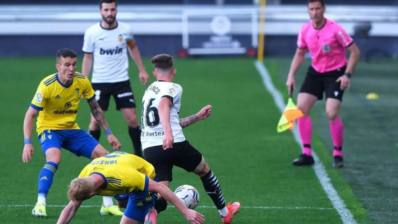 Gay&agrave; observa una jugada durante el partido - LaLiga