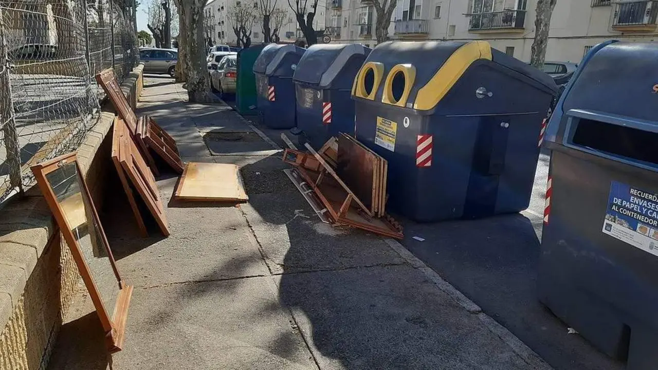 Enseres acumulados junto a los contenedores en la v&iacute;a p&uacute;blica.  - Jerez.es