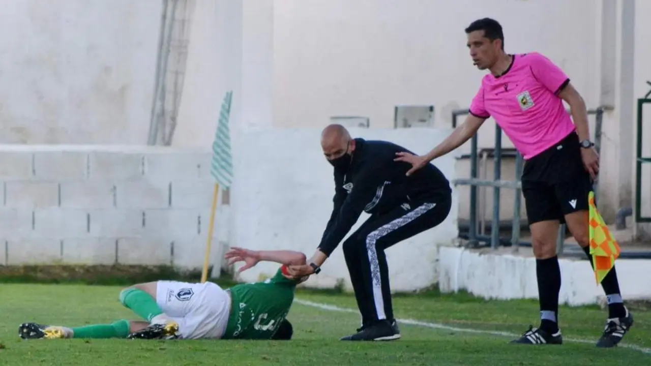 &Aacute;lex Cruz arrastr&aacute;ndose por el c&eacute;sped tras caer lesionado, posiblemente de gravedad - Carlos Gonz&aacute;lez