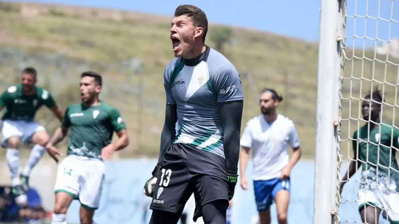 Isaac Becerra tras pararse el penalti en el Juan Guedes - | C&oacute;rdoba CF