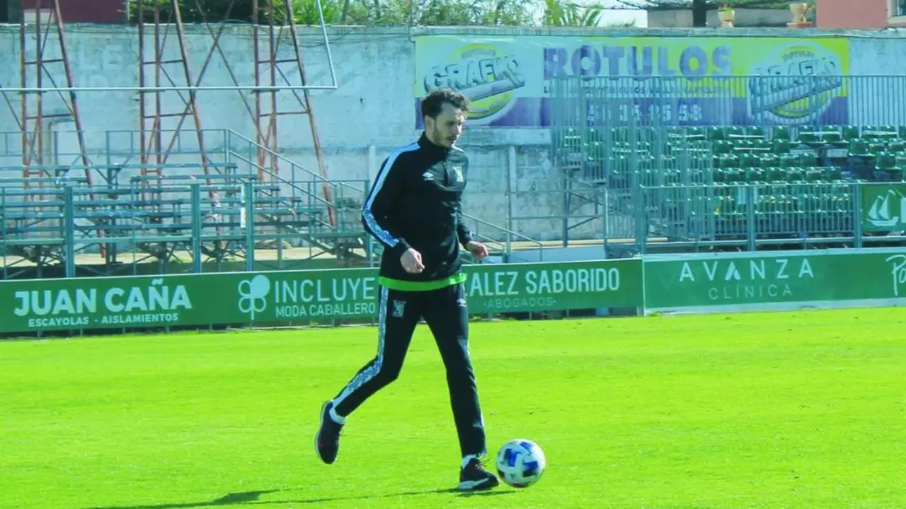 Alfonso Fern&aacute;ndez ya golpea el bal&oacute;n y conf&iacute;a en disputar alg&uacute;n que otro partido antes de que finalice la temporada - Ra&uacute;l J. Bustillos