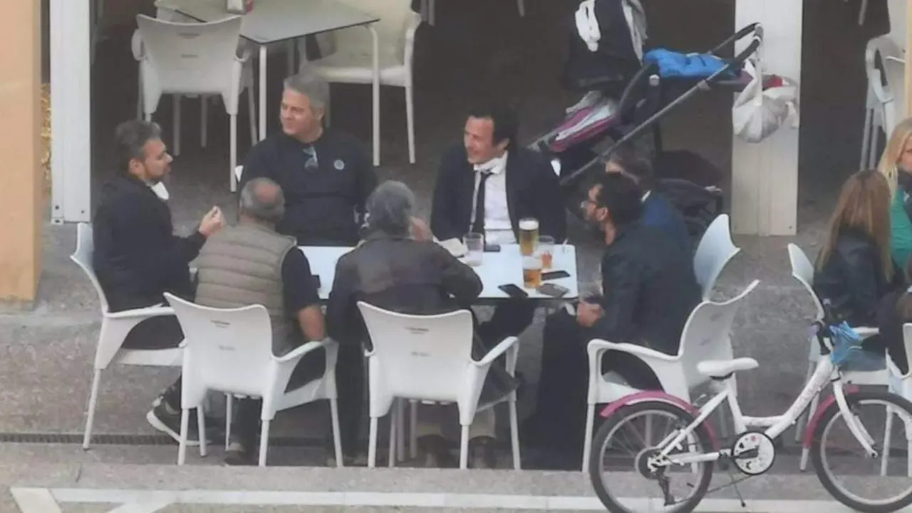 Fotograf&iacute;a del alcalde de C&aacute;diz con otras seis personas en la terraza de un bar. - Twitter alcalde