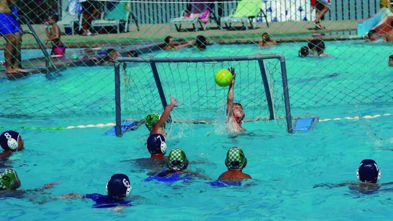 Ni&ntilde;os jugando al waterpolo - M.G.