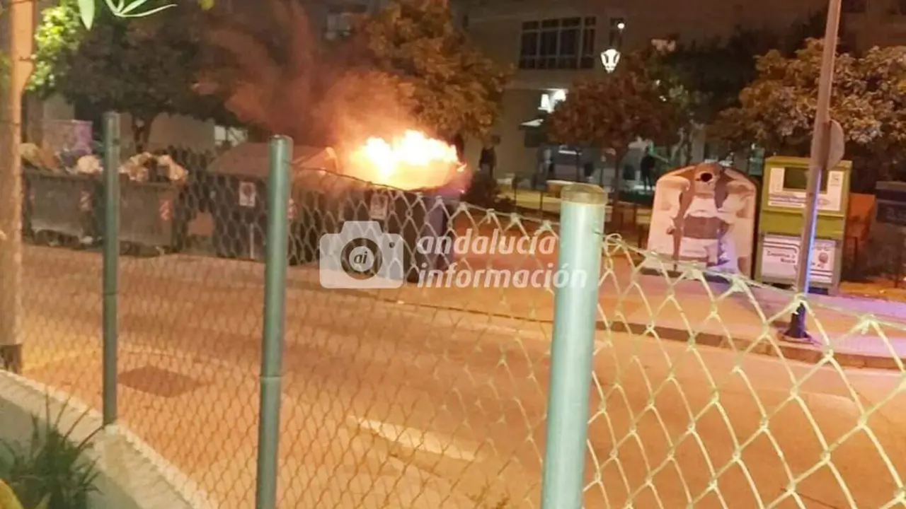 El primero de los dos contenedores que salieron ardiendo - A. I.