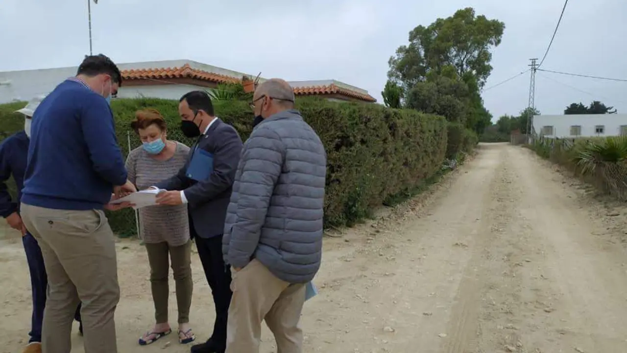 El alcalde de Vejer junto a vecinos de El Palmar. - A.I.