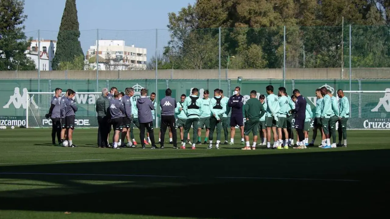 La plantilla del Real Betis escucha la charla del t&eacute;cnico Manuel Pellegrini antes de un entrenamiento. - rbb