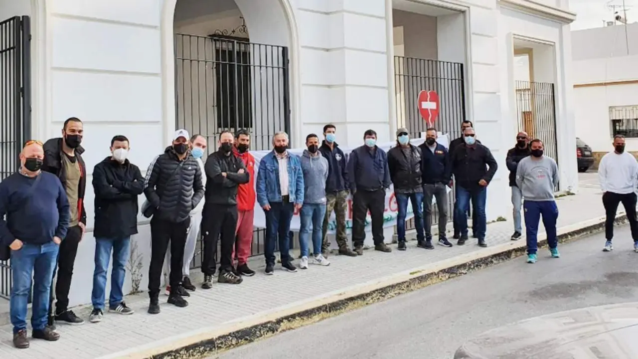 Trabajadores de Pesquer&iacute;as Almadraba, hoy, en la puerta del Ayuntamiento. - V.B.