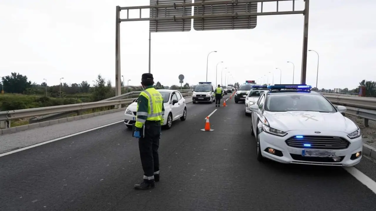 Efectivos de la Guardia Civil de tr&aacute;fico realizan un control aleatorio. - &Aacute;lex Zea/EP