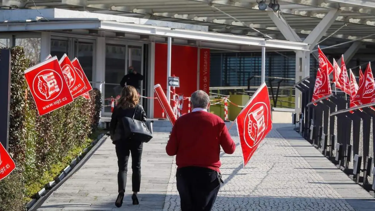 Trabajadores de Abengoa durante una concentraci&oacute;n en Palmas Altas. - EFE