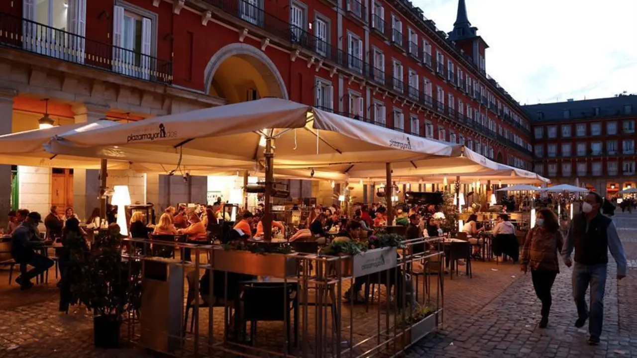 Aspecto que presentaban las terrazas de la plaza Mayor durante el Jueves Santo en Madrid. - EFE