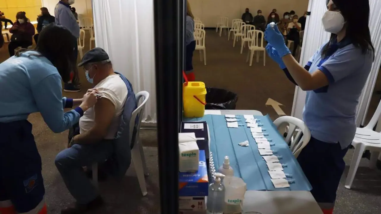 Vacunaci&oacute;n de AstraZeneca en el recinto ferial de V&eacute;lez M&aacute;laga. - ep