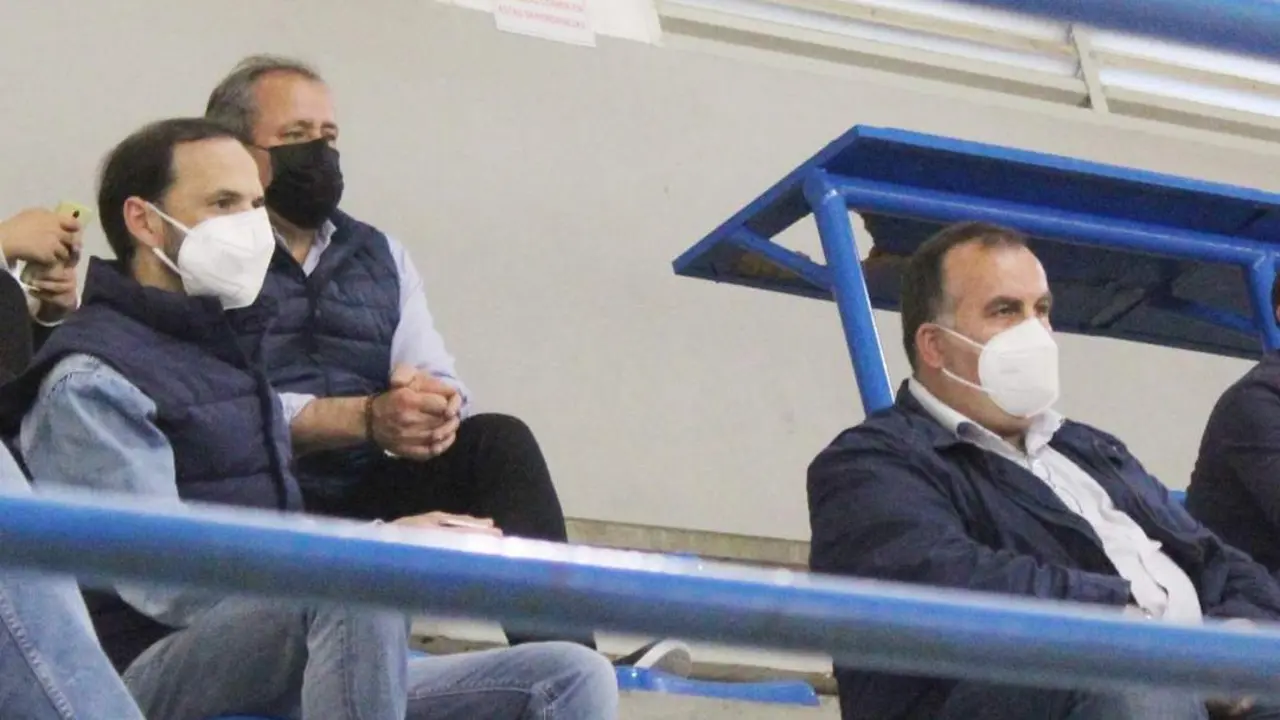 V&iacute;ctor Mora y David Salazar atentos al desarrollo del juego en un partido espectacular de las sanluque&ntilde;as - Ra&uacute;l J. Bustillos