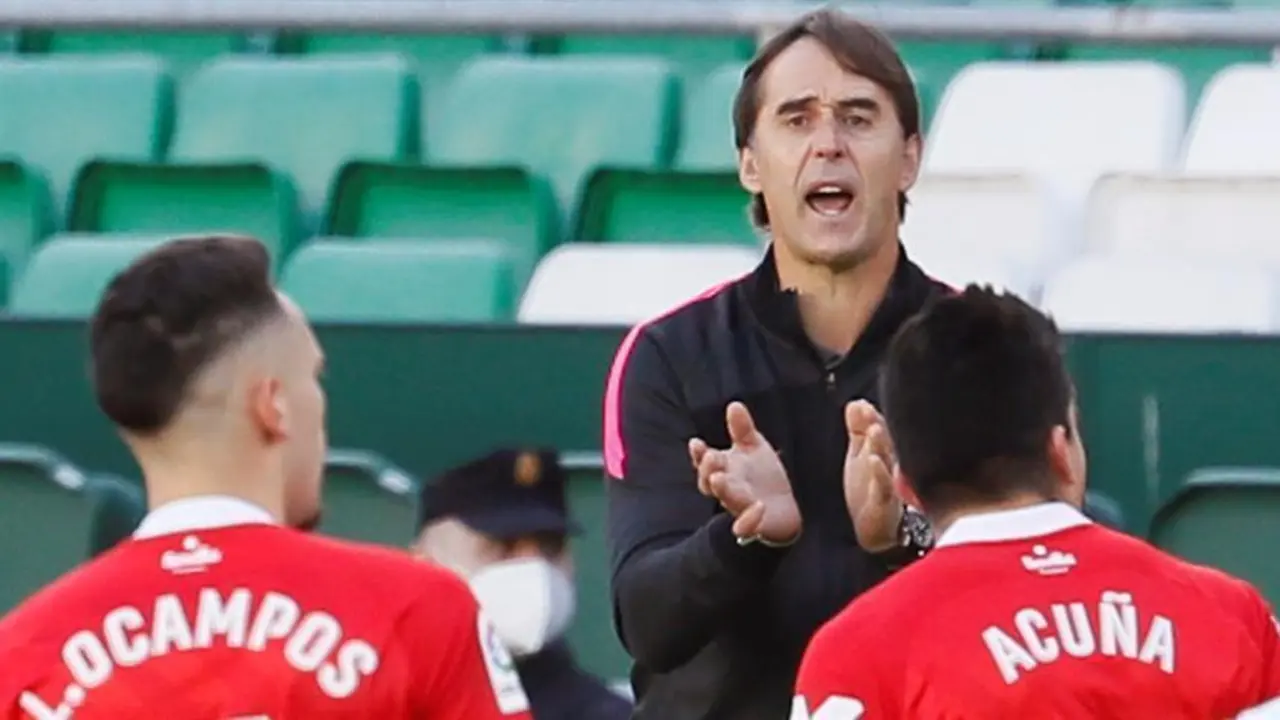 Lopetegui durante el derbi. - EFE