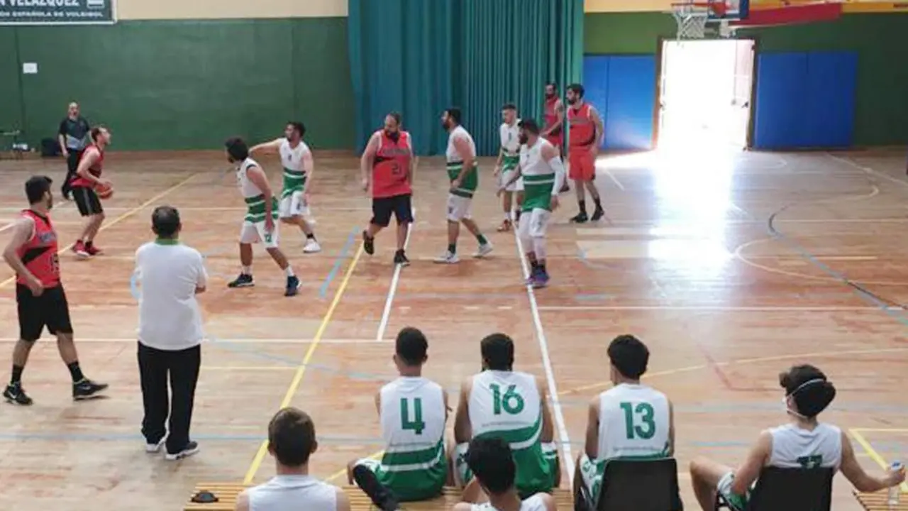 Una acci&oacute;n del partido que disputaron el Urbasur y el Adesa 80 de Baloncesto en El Puerto de Santa Mar&iacute;a - A80