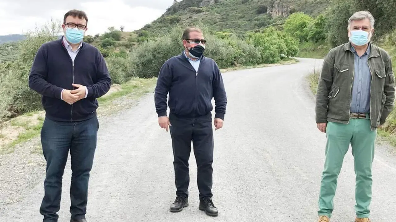 Visita a la intervenci&oacute;n realizada en el camino rural de La Nava.  - Diputaci&oacute;n Provincial