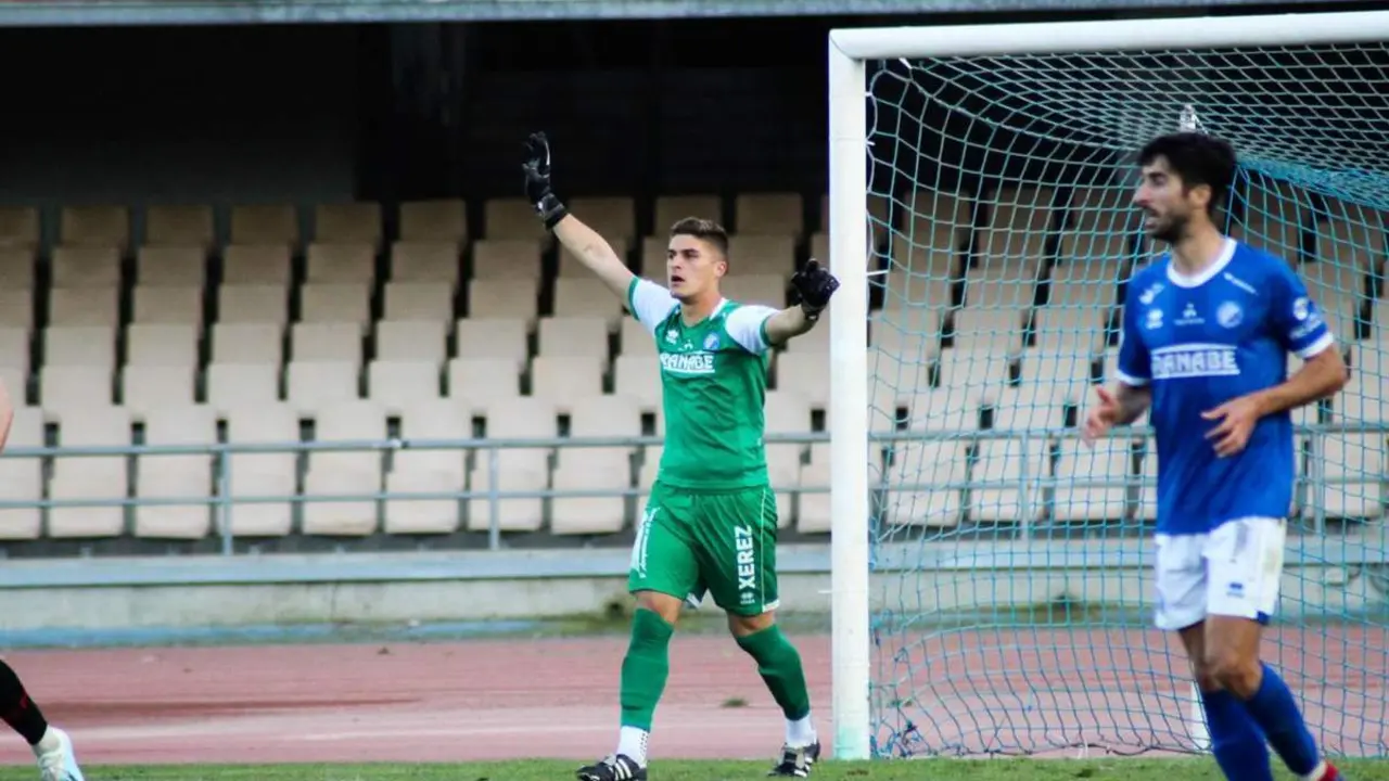 C&eacute;sar, durante el partido del pasado s&aacute;bado en el Estadio Municipal de Chap&iacute;n. - Teresa Salas/xerezdfc.com
