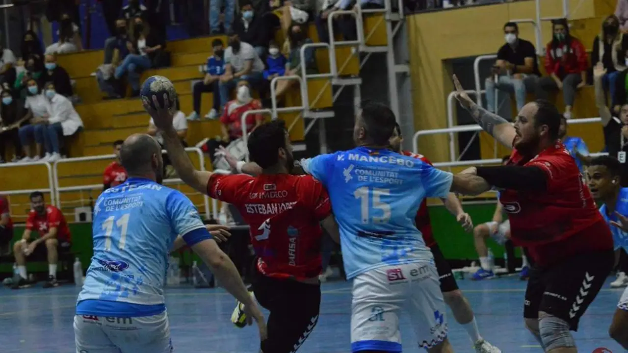 Esteban L&oacute;pez (9) intenta un lanzamiento a porter&iacute;a en el partido ante el Sporting Alicante - | Cajasur CBM
