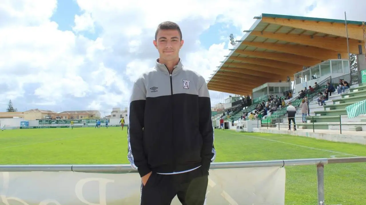 Moi presenciando al partido del equipo juvenil antes de partir hacia Sevilla - Ra&uacute;l J. Bustillos