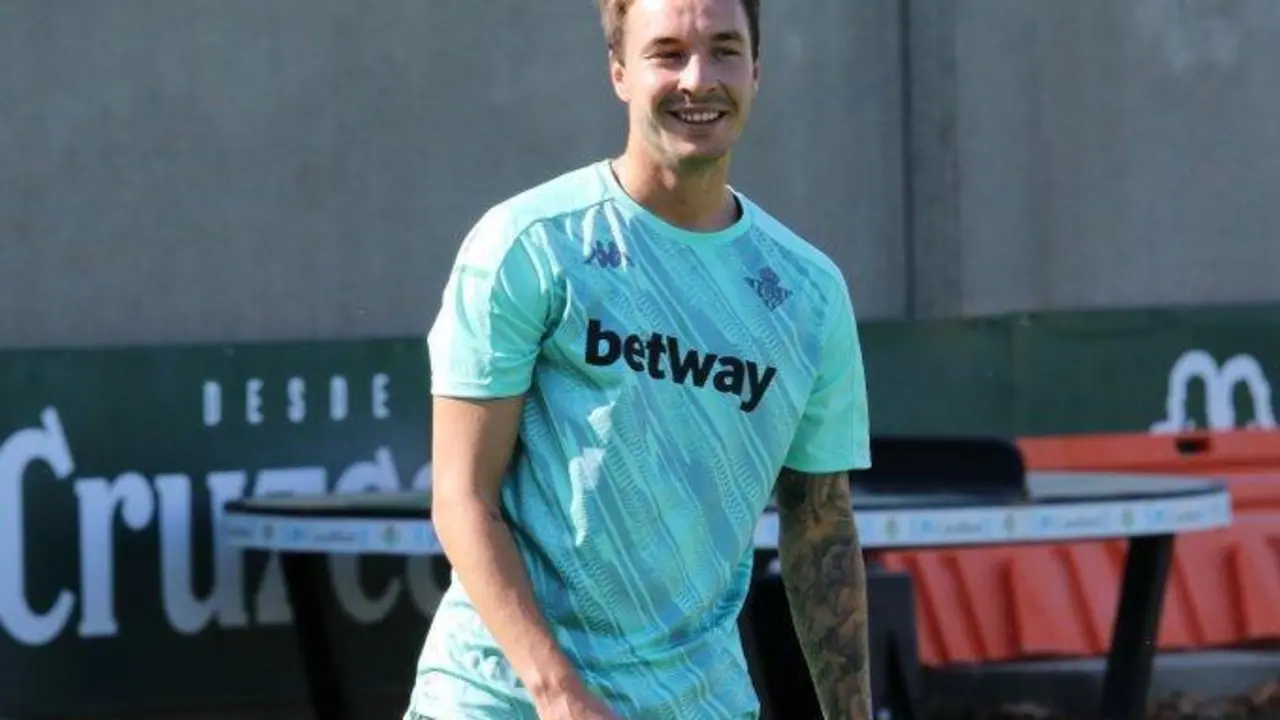 Loren Mor&oacute;n posa sonriente en su primer d&iacute;a de vuelta a los entrenamientos tras superar el Coronavirus. - rbb