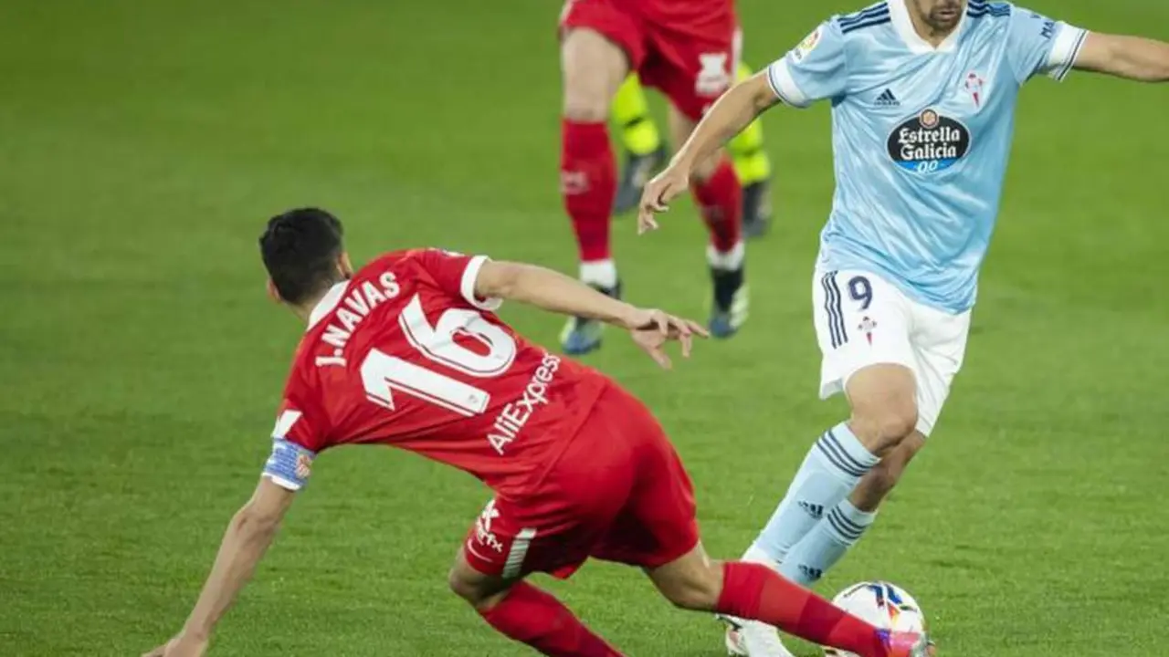 Nolito dribla a su ex compa&ntilde;ero Jes&uacute;s Navas la pasada temporada en esta acci&oacute;n del partido - La Liga Santander