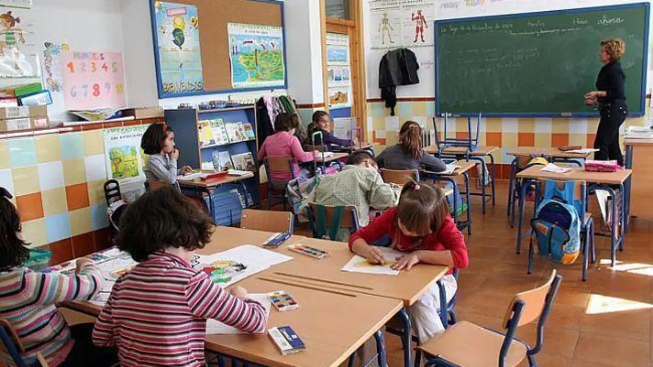 Ni&ntilde;os en un aula. - viva