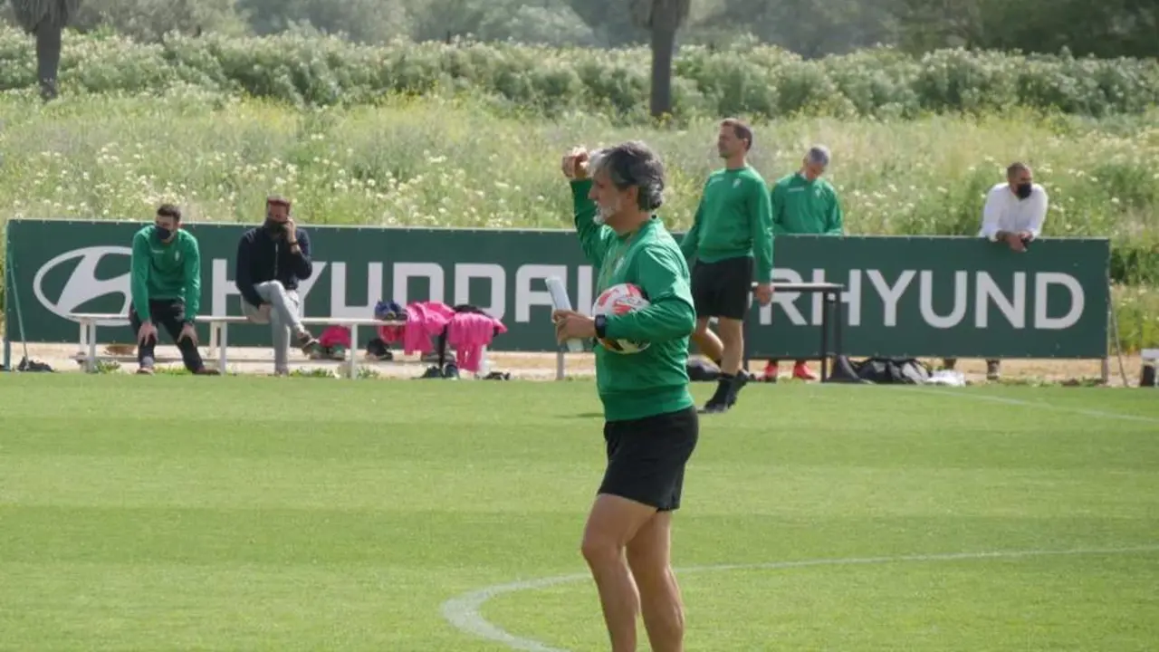 Pablo Alfaro dirigiendo un entrenamiento en la Ciudad Deportiva  - | C&oacute;rdoba CF
