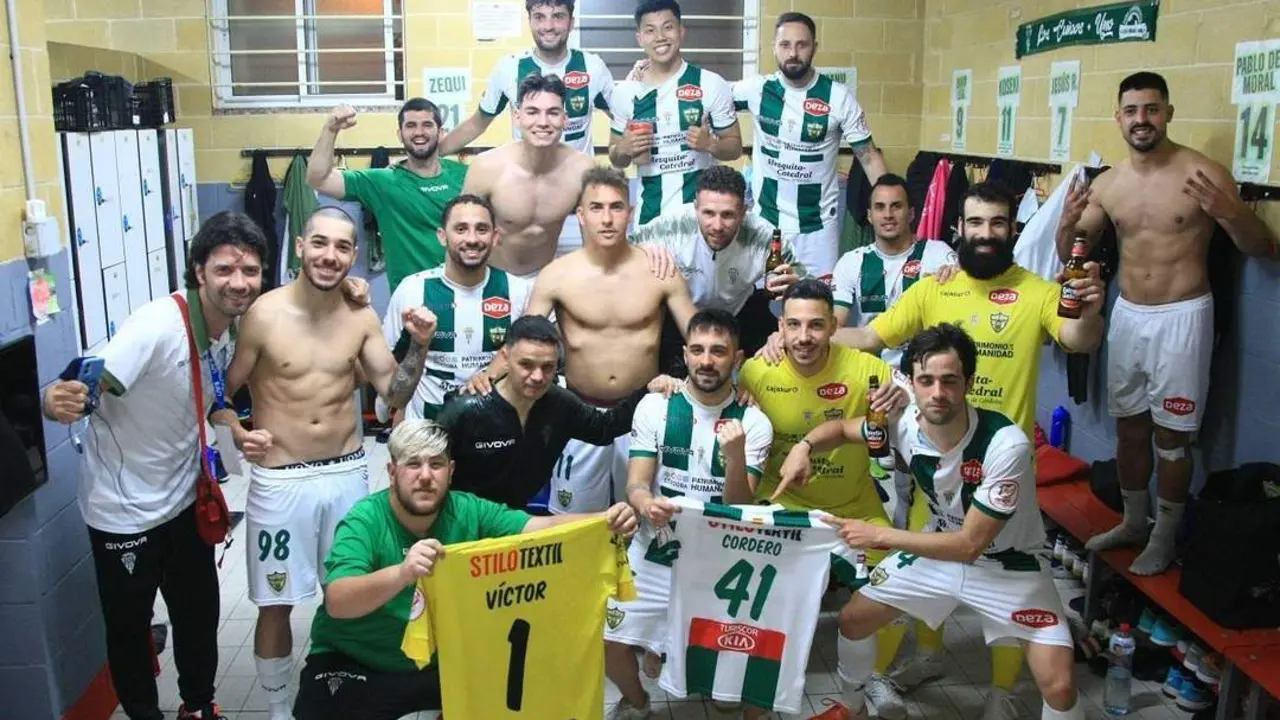 Los jugadores del C&oacute;rdoba Futsal celebrando la victoria ante el UMA Antequera - | Edu Luque; CPH