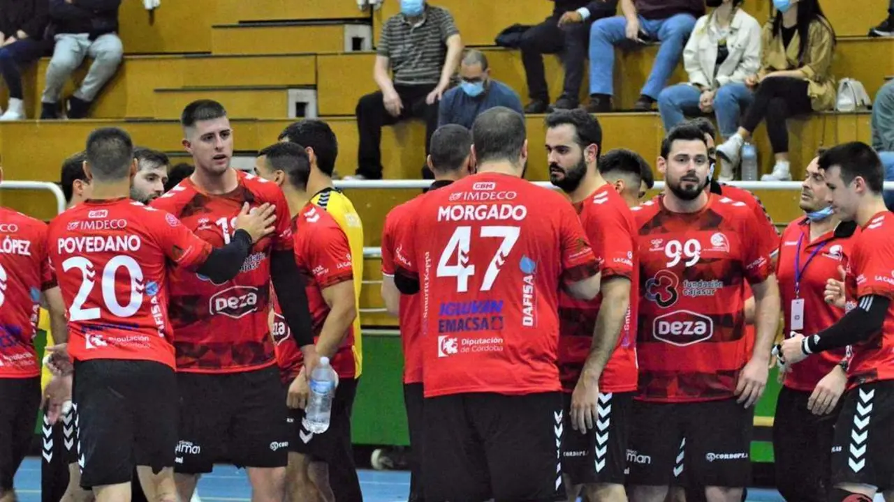 Los jugadores del C&oacute;rdoba de Balonmano celebrando la victoria ante el Sporting Alicante - | Cajasur CBM