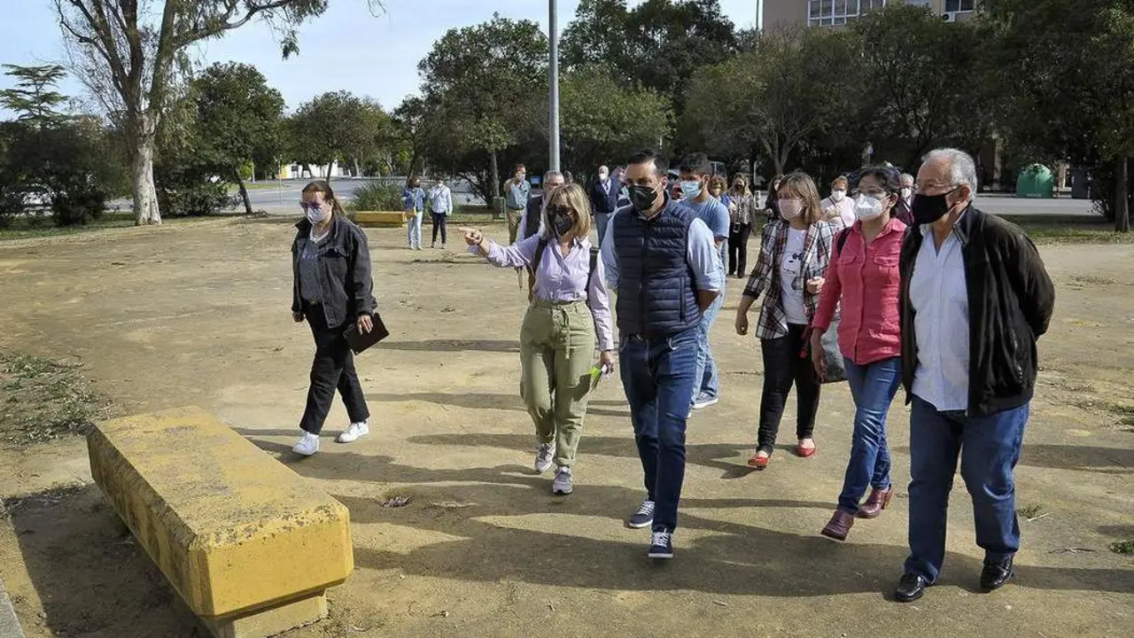 D&iacute;az recorri&oacute; la barriada con los vecinos para tomar nota de las demandas.  - Jerez.es