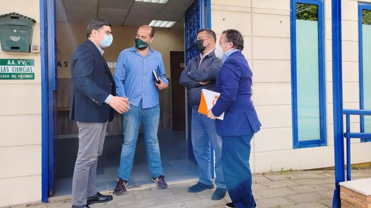 Pimentel con la Asociaci&oacute;n de Vecinos Las Ciencias de Sevilla Este. - Cs
