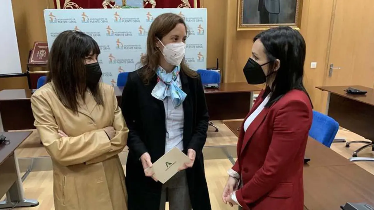 La delegada de Fomento, Cristina Casanueva, conversa con las concejalas Ver&oacute;nica Morillo (PSOE)?y Mar&iacute;a Delgado (PP). - 