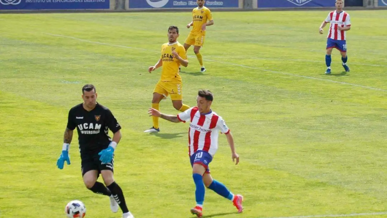 Biel Rivas, portero del UCAM, atento a un ataque del Algeciras - Andy Ragel