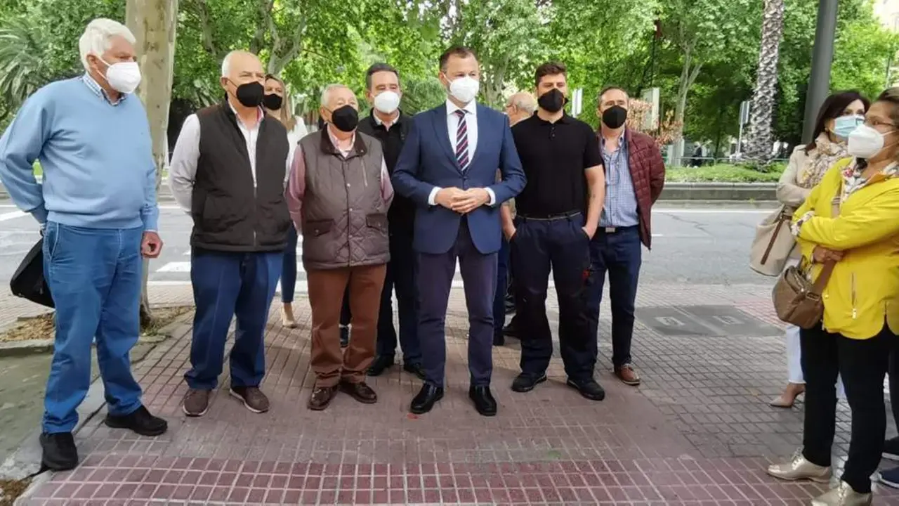 David Dorado junto a los vecinos de la Avenida de Libia. - Lourdes C&oacute;rdoba