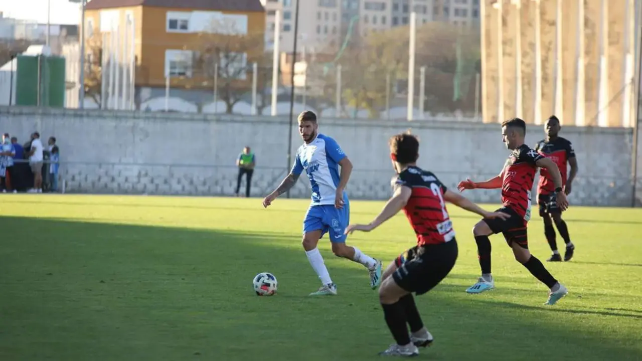 Lolo Garrido, durante el partido del pasado domingo en La Juventud frente al Puente Genil. - Cristo Garc&iacute;a