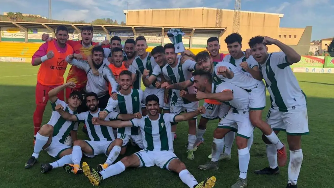 Los jugadores del C&oacute;rdoba B celebran la victoria ante Los Barrios (1-3) - | C&oacute;rdoba CF