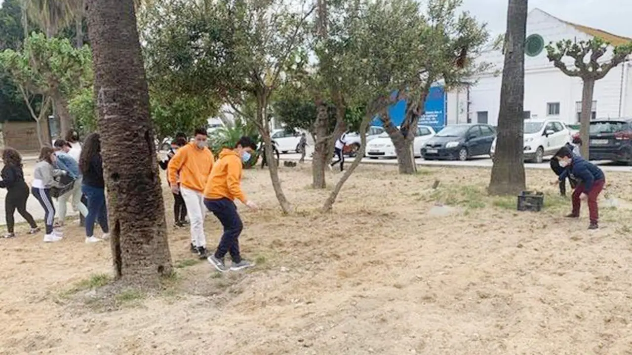 Alumnos de 5&ordm; y de 6&ordm; del CEIP Maestraaa Caridad Ruiz adecentando la Plaza Central - CMCR