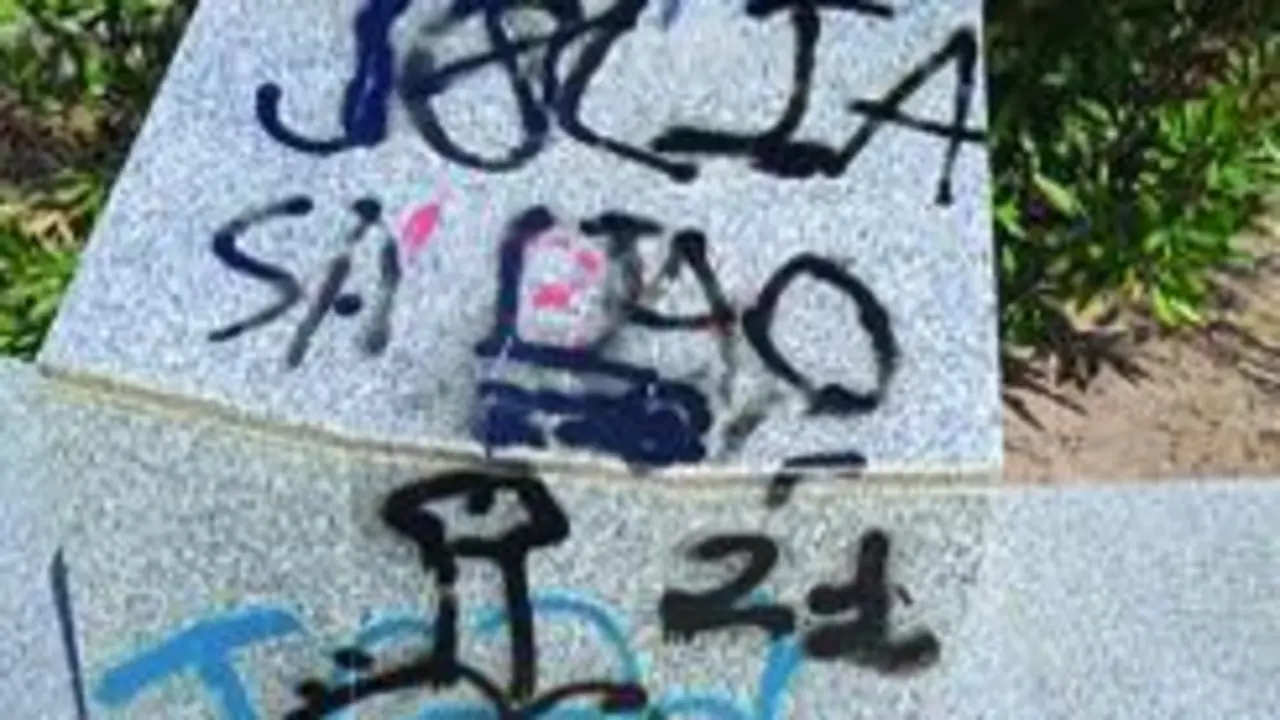 As&iacute; amaneci&oacute; el mobiliario del parque hace unos d&iacute;as.  - Viva Jerez