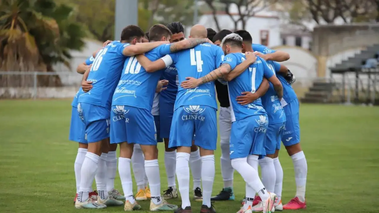 Pi&ntilde;a del Xerez CD antes del partido frente al Ciudad de Lucena en La Juventud. - Cristo Garc&iacute;a