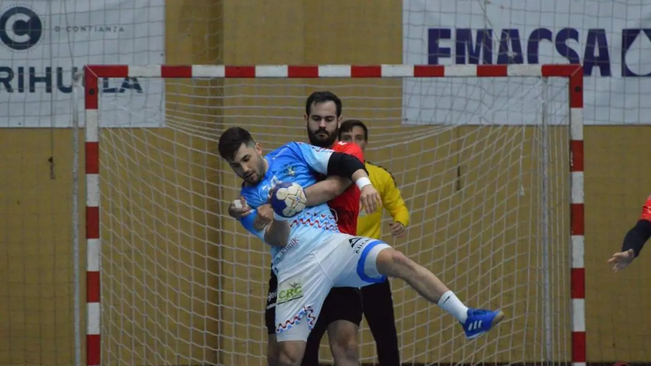 Jota Abad frena a uno de los jugadores del Sporting Alicante en F&aacute;tima ante la mirada de Fernando Torres - | Cajasur CBM