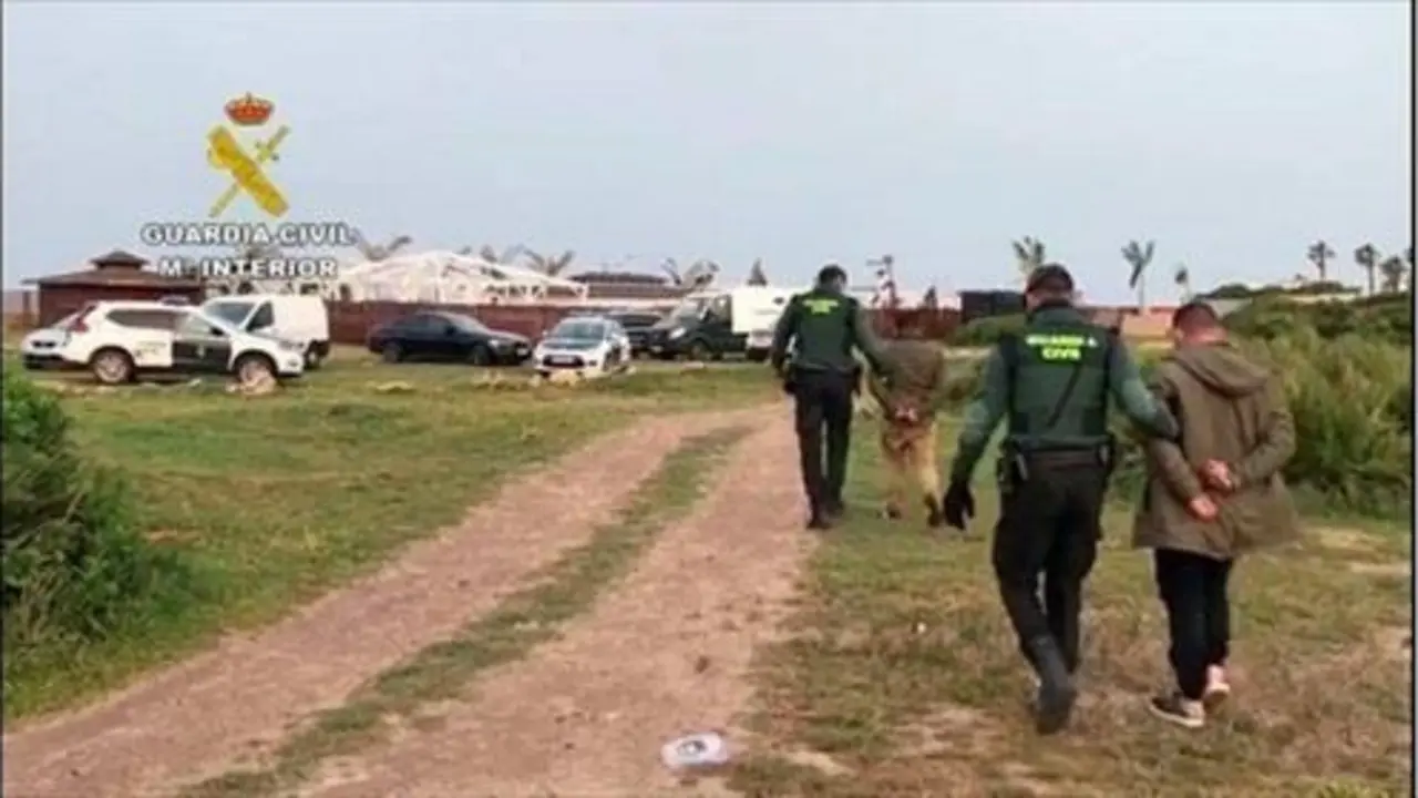 Im&aacute;genes de la detenci&oacute;n de los presuntos delincuentes. - Guardia Civil