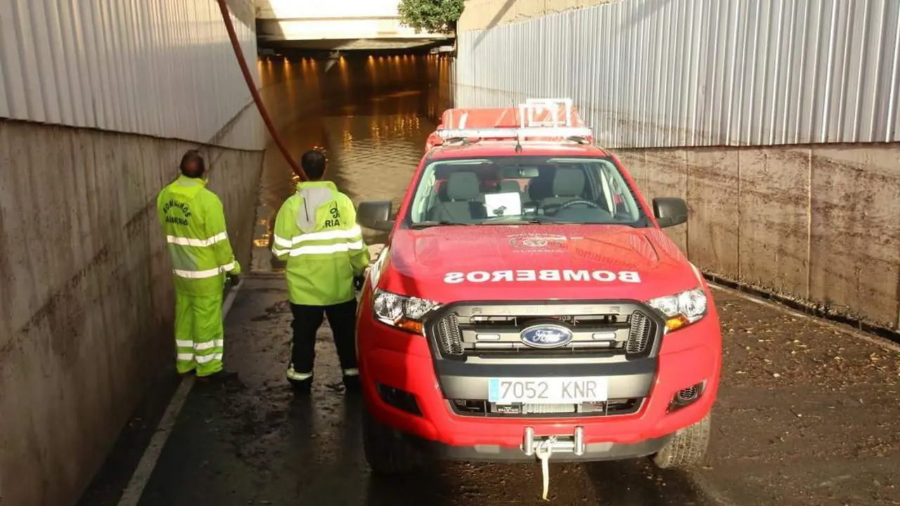 Bomberos a la entrada del t&uacute;nel anegado por el temporal donde se produjo la muerte. - Europa Press