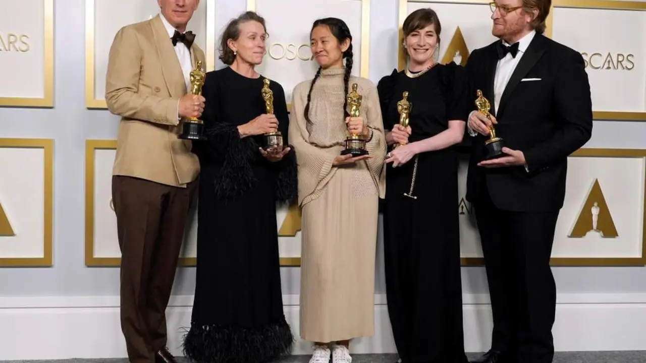 Frances McDormand y Chloe Zhao junto a los productores de Nomadland - Chris Pizzello 