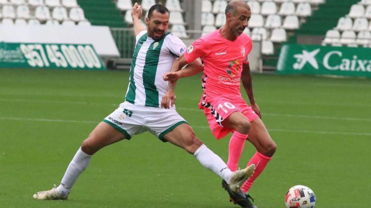 Miguel De las Cuevas y David Gonz&aacute;lez, autores de los dos goles del partido, luchan por un bal&oacute;n en el partido de ayer - | C&oacute;rdoba CF