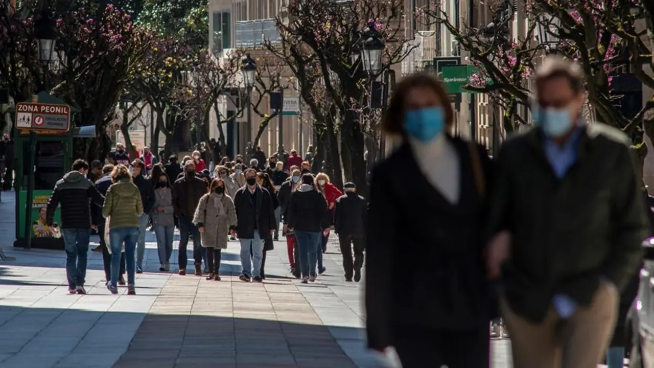 Varias personas caminan por la c&eacute;ntrica calle de El Paseo de Ourense. - EFE